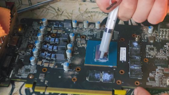 thermal paste applying on gpu